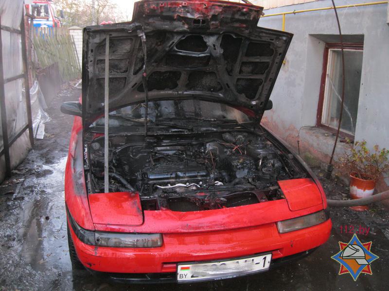 В Пинске горел автомобиль Mazda — хозяйка получила ожоги