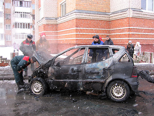 В Пинске горел припаркованный Mercedes A-140 