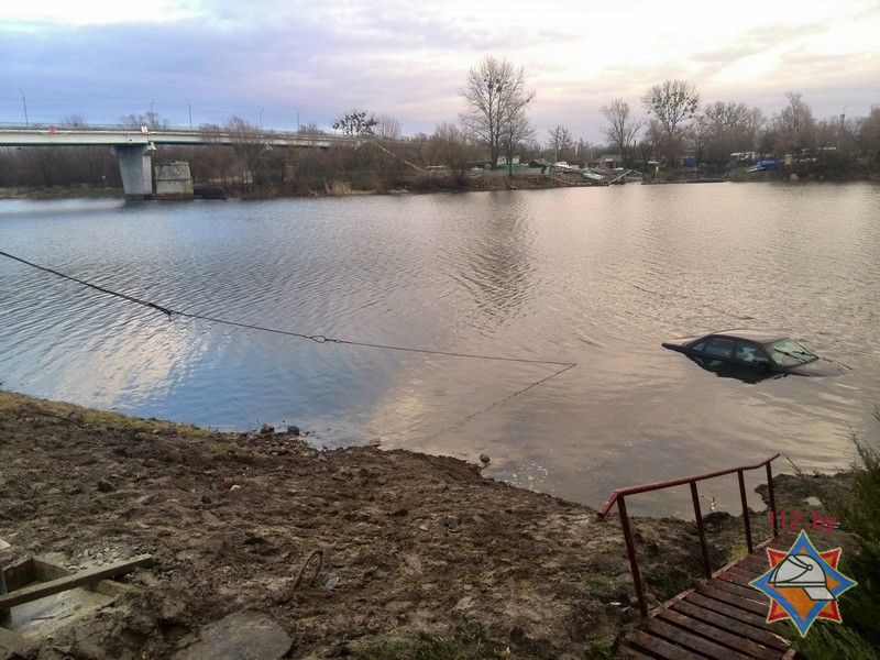 В Пинске спасатели доставали из реки укатившийся автомобиль