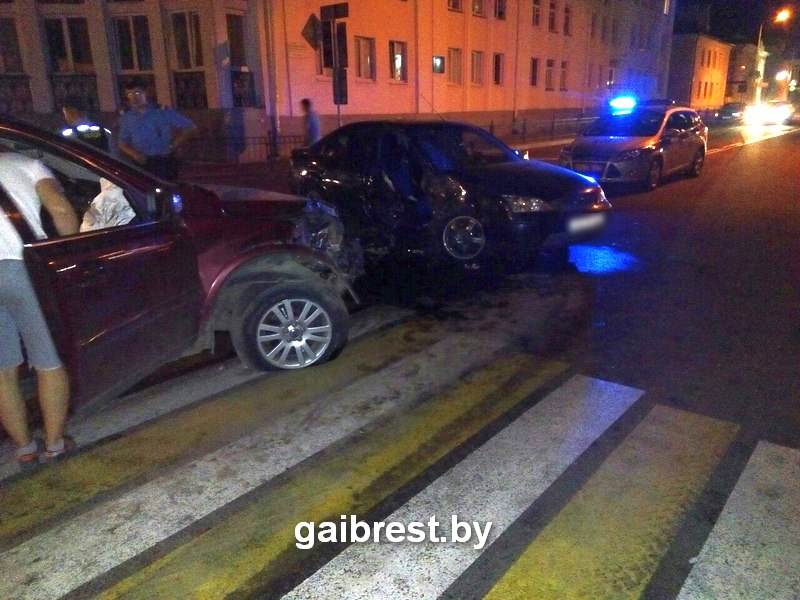 В Пинске произошло ДТП на перекрестке улиц Белова-Завальная